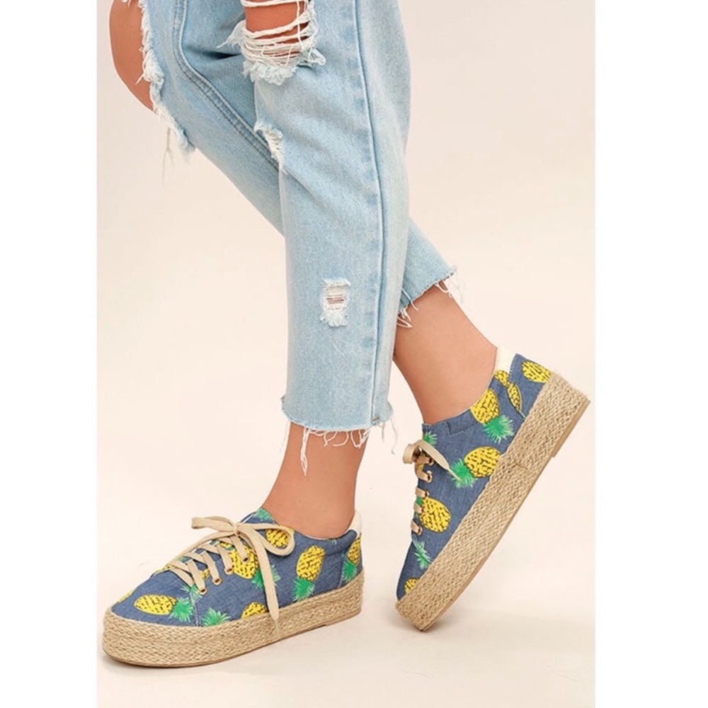 Cute pineapple sneaker! Size 8.